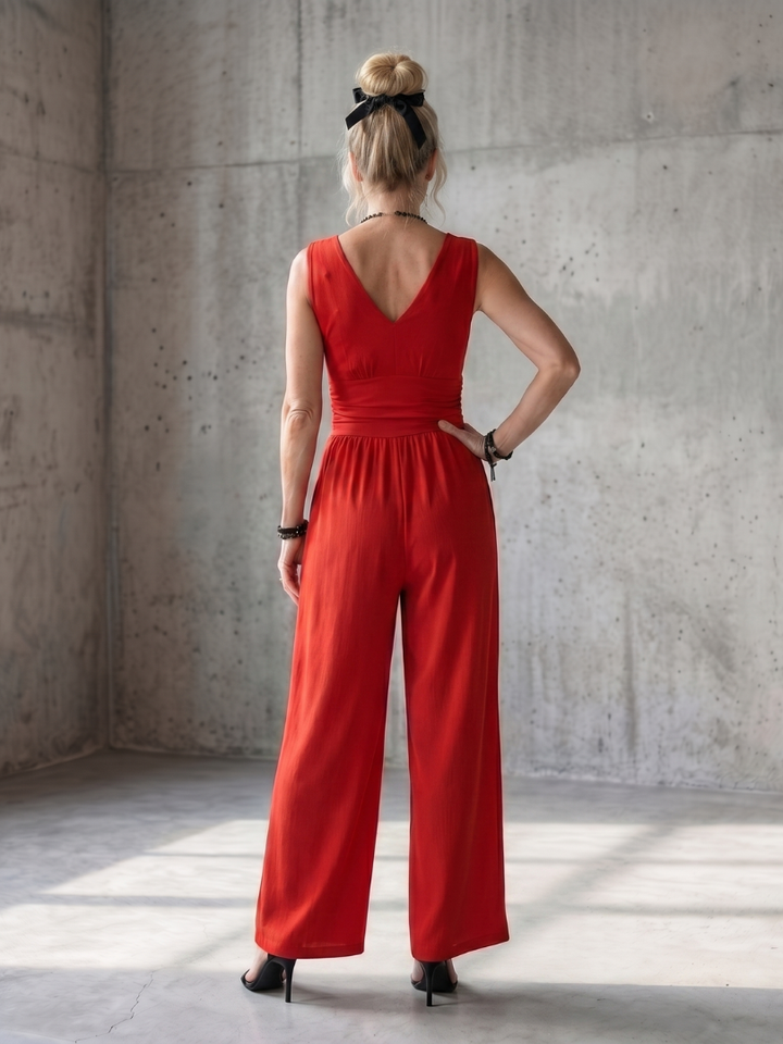 Vincenza | Jumpsuit mit tiefem V-Ausschnitt und definiertem Taillenbereich in weiter Beinform