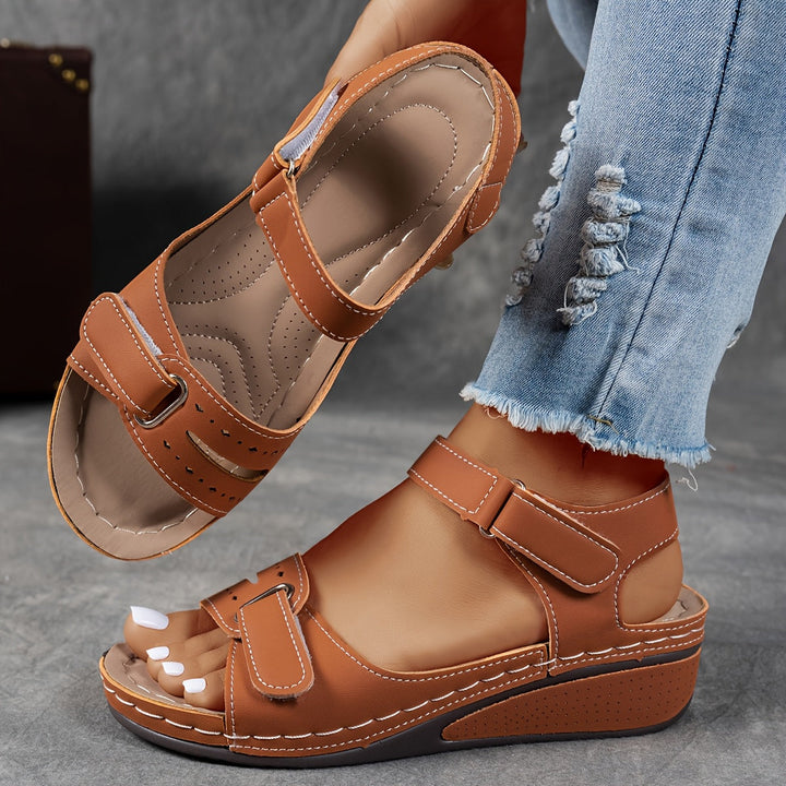 Bequeme Sandalen mit verstellbarer Passform