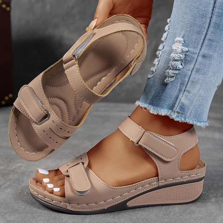 Bequeme Sandalen mit verstellbarer Passform